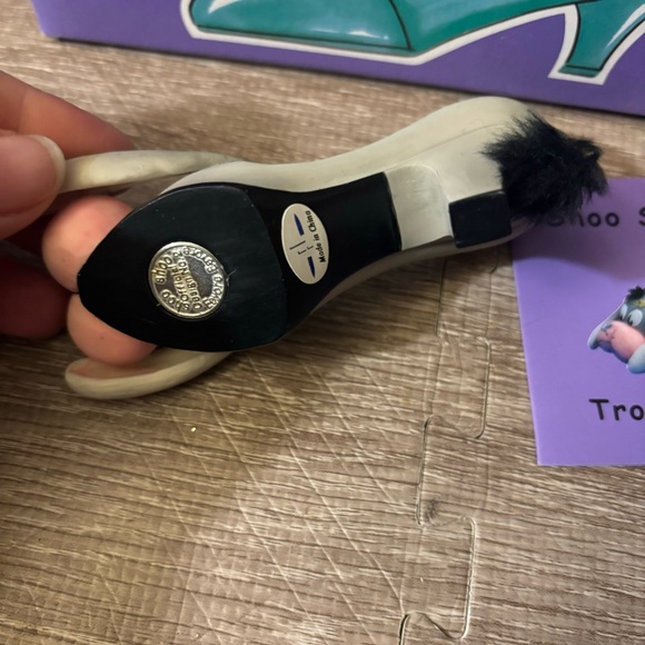 Willow Hall Collectibles Shoo Shoo Miniature Shoe Donkey - Trot Trot - Picture 3 of 4